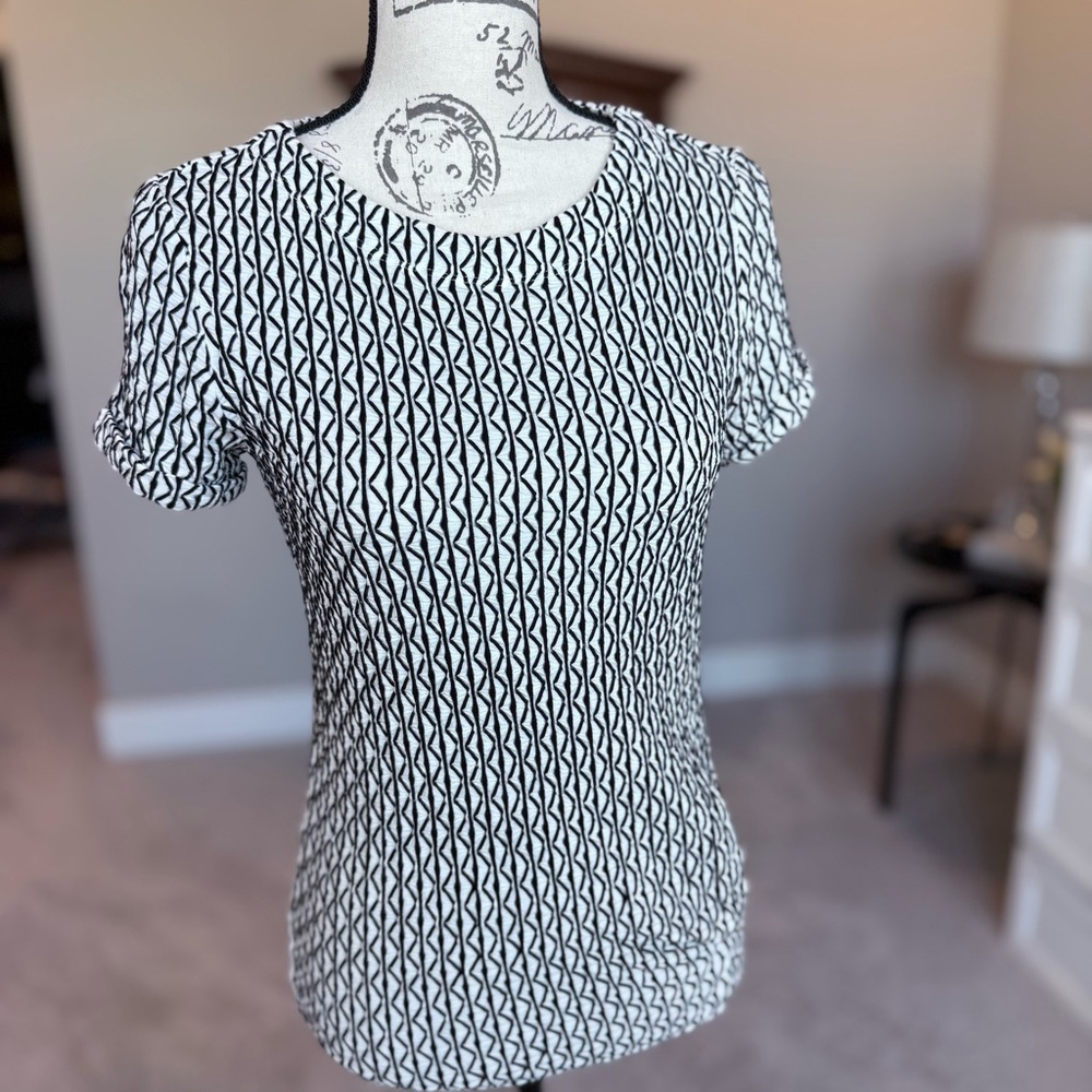 NIC+ZOE Geometric Black and White Short Sleeve Top